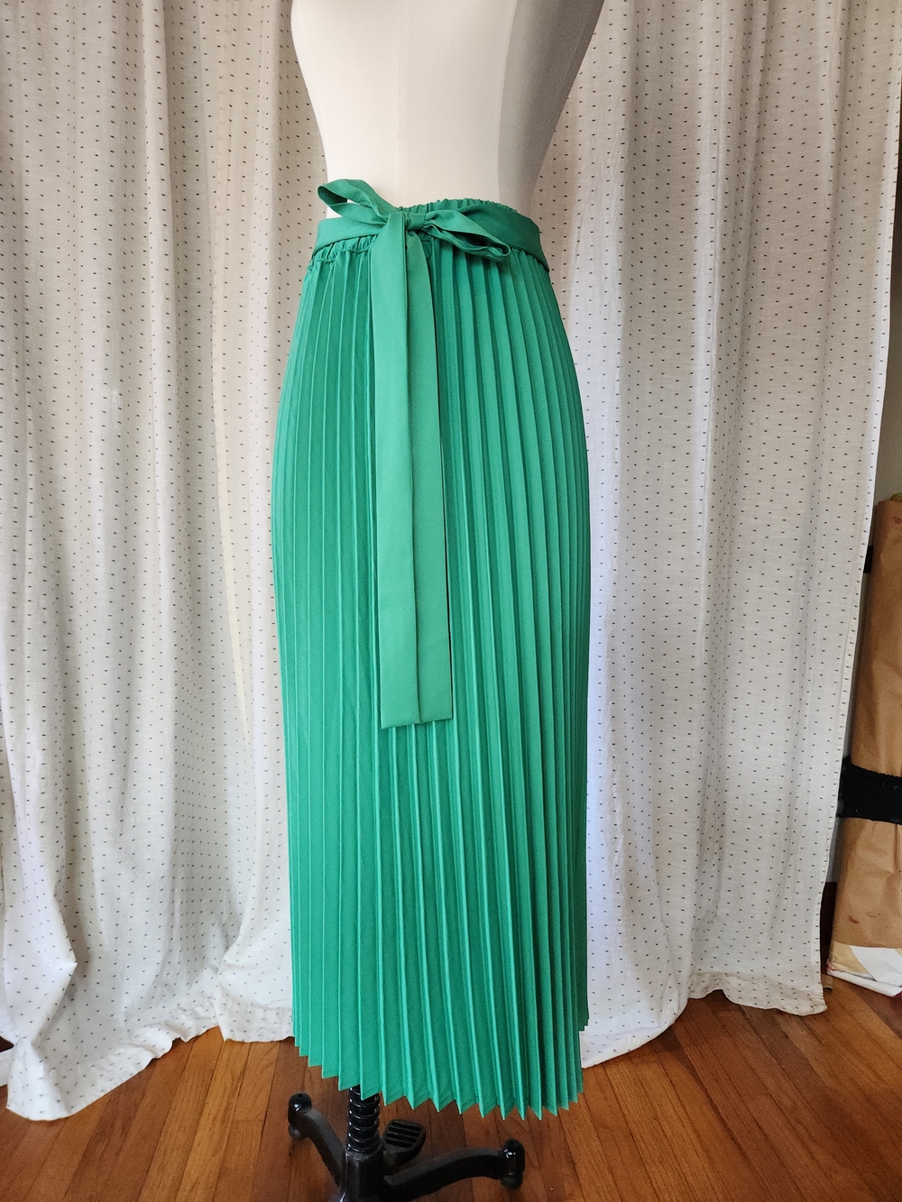 Pleated Green Tie-Waist Midi Skirt
